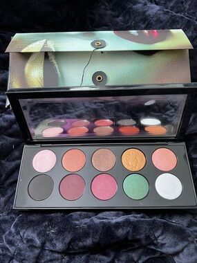 Vibrant 12-Color Eyeshadow Palette — Multi-Color